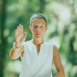 Mujer practicando Chikung para mejorar su bienestar emocional y físico en la menopausia